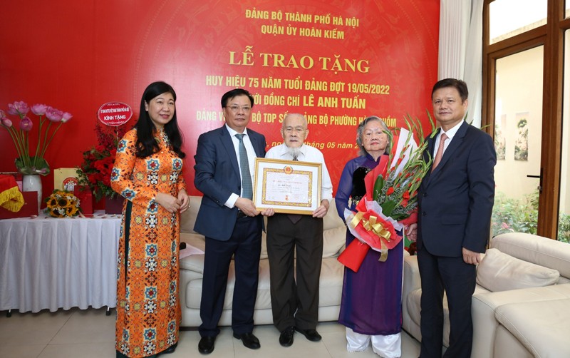 Bí thư Thành ủy Đinh Tiến Dũng trao tặng Huy hiệu 75 năm tuổi Đảng cho Trung tướng Đặng Quân Thụy