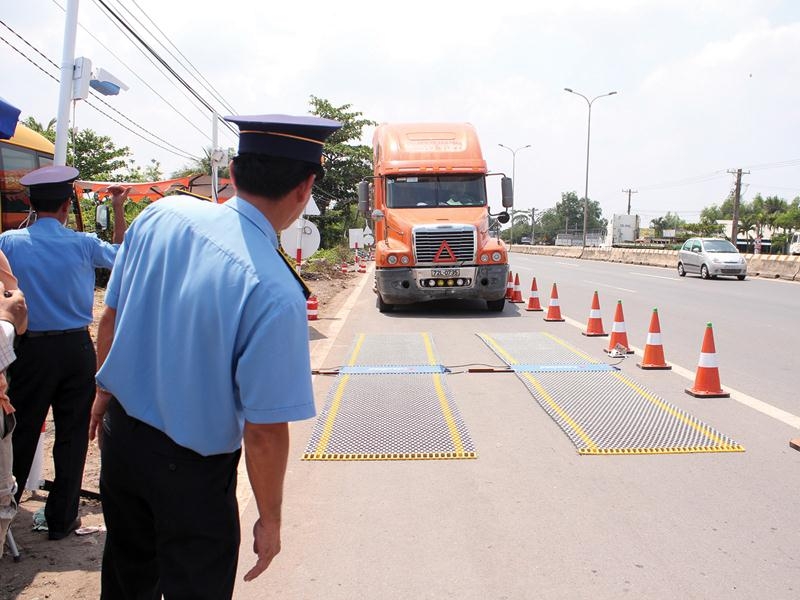 Các trạm kiểm tra tải trọng xe lưu động, cố định và các lực lượng thanh tra giao thông vận tải trên cả nước sử dụng cân xách tay đã phát hiện 1.144 xe vi phạm