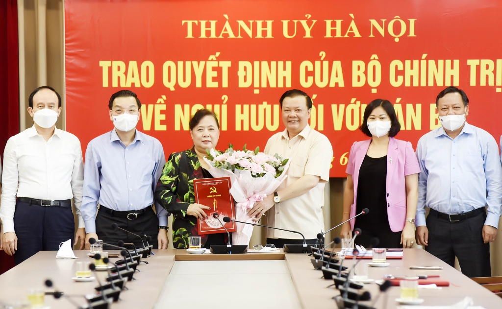 Thường trực Thành ủy chúc mừng đồng chí Nguyễn Thị Bích Ngọc hoàn thành nhiệm vụ được giao