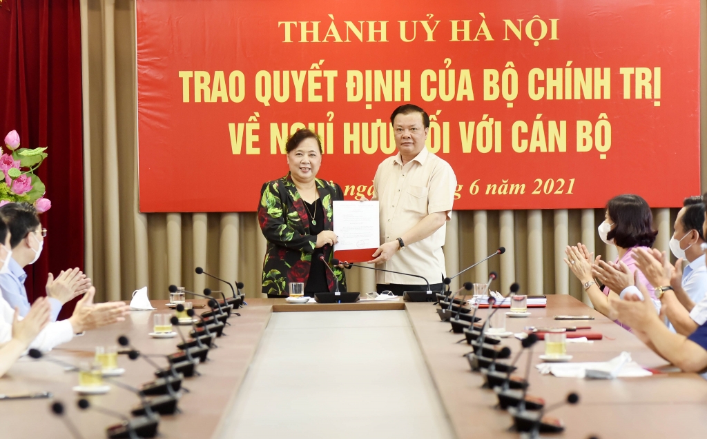 Bí thư Thành ủy Đinh Tiến Dũng trao quyết định cho đồng chí Nguyễn Thị Bích Ngọc