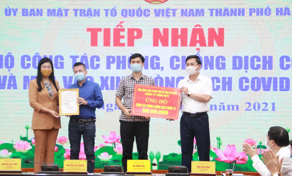 Chủ tịch Ủy ban MTTQ Việt Nam TP Hà Nội Nguyễn Lan Hương tiếp nhận ủng hộ từ các doanh nghiệp