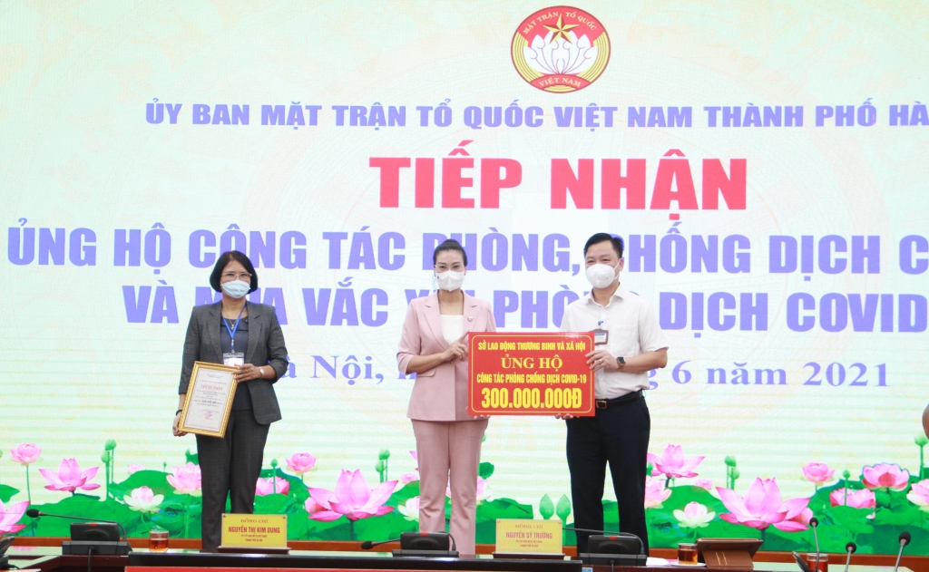 Phó Chủ tịch Ủy ban MTTQ Việt Nam TP Hà Nội tiếp nhận ủng hộ của  Sở Lao động, Thương binh và Xã hội