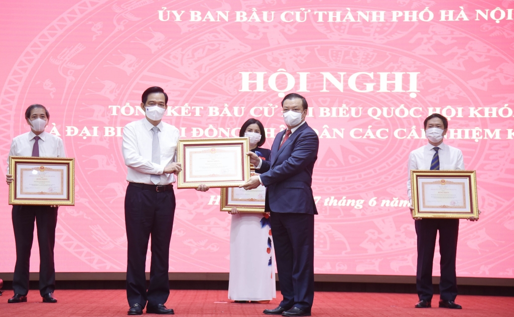 Bí thư Thành ủy Đinh Tiến Dũng trao Bằng khen cho các đơn vị có thành tích trong công tác bầu cử