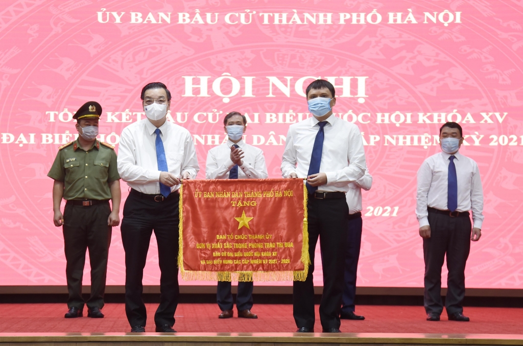 Chủ tịch UBND TP Hà Nội Chu Ngọc Anh trao Cờ thi đua xuất sắc cho các đơn vị