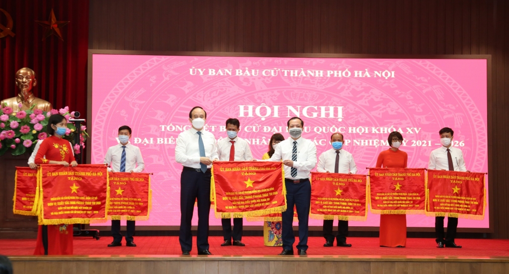 Chủ tịch HĐND TP Nguyễn Ngọc Tuấn trao Cờ thi đua xuất sắc cho các đơn vị