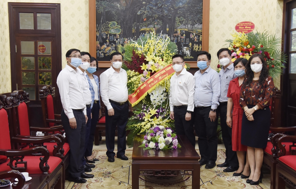 Bí thư Thành ủy Hà Nội Đinh Tiến Dũng chúc mừng báo Nhân dân