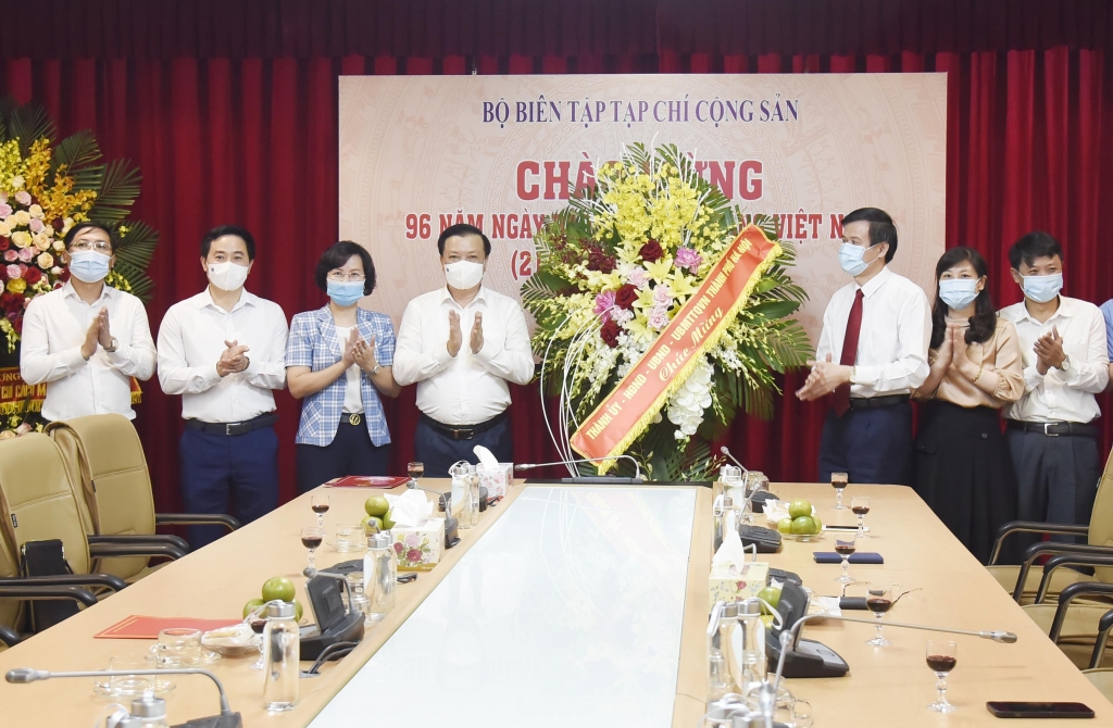 Bí thư Thành ủy Hà Nội Đinh Tiến Dũng chúc mừng Tạp chí Cộng sản