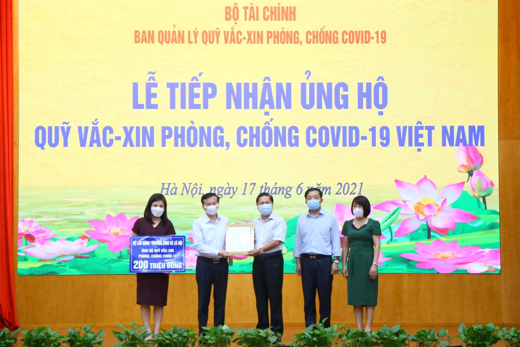 Tin tức trong ngày 18/6: TP Hồ Chí Minh bắt đầu tiêm vaccine trong lô hơn 800.000 liều từ ngày 19/6