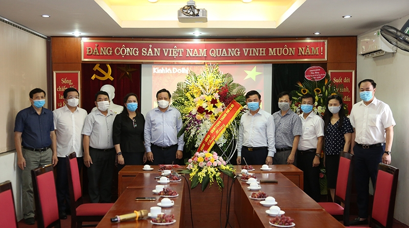 Phó Bí thư Thành ủy Nguyễn Văn Phong chúc mừng Báo Kinh tế & Đô thị