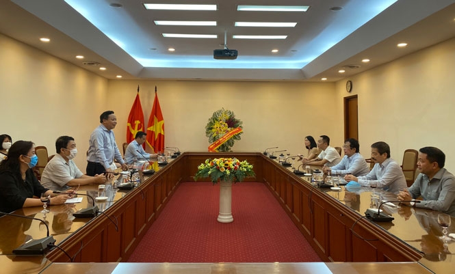 Phó Bí thư Thành ủy Nguyễn Văn Phong chúc mừng Thông tấn xã Việt Nam