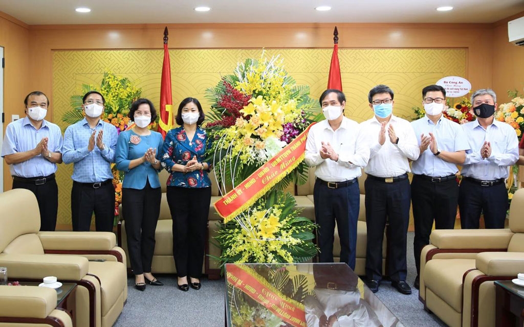 Phó Bí thư Thường trực Thành ủy Hà Nội Nguyễn Thị Tuyến tặng hoa chúc mừng Ban Tuyên giáo Trung ương 