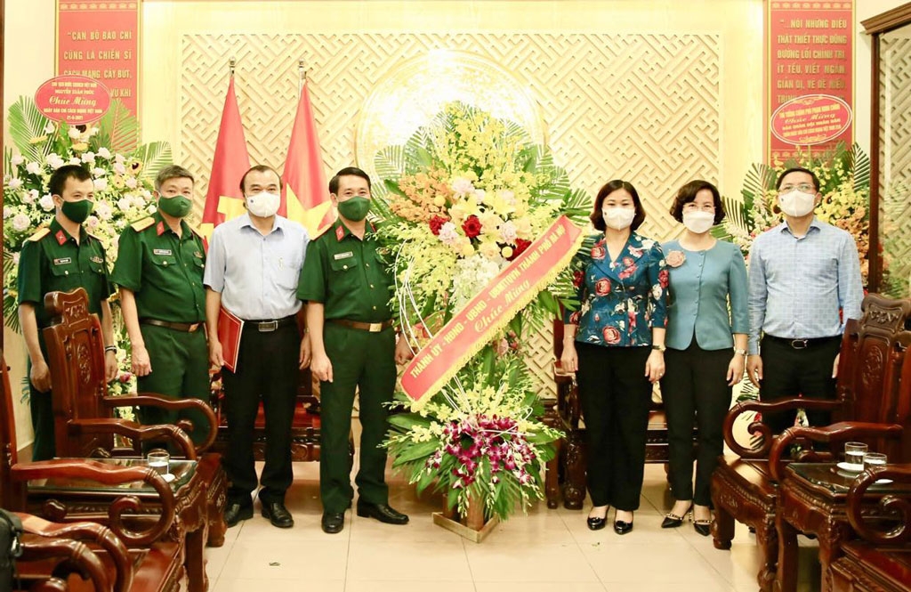 Phó Bí thư Thường trực Thành ủy Hà Nội Nguyễn Thị Tuyến tặng hoa chúc mừng Báo Quân đội nhân dân