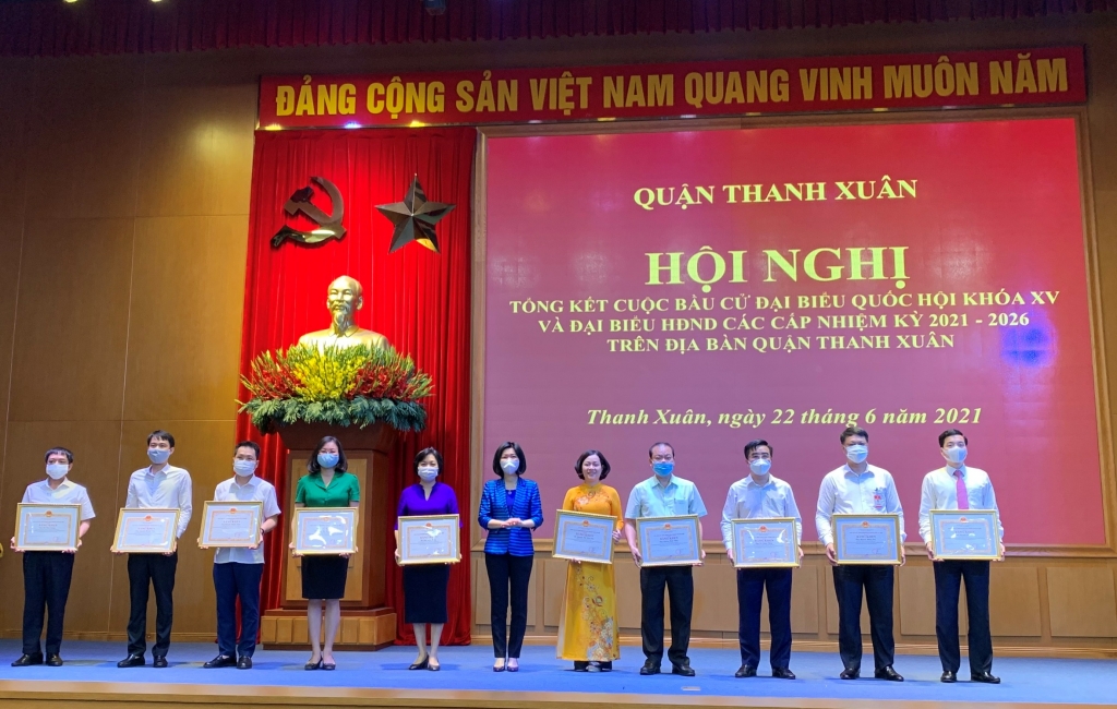 Phó Chủ tịch HĐND TP Phùng Thị Hồng Hà trao Bằng khen của UBND TP cho các cá nhân có thành tích xuất sắc trong công tác bầu cử