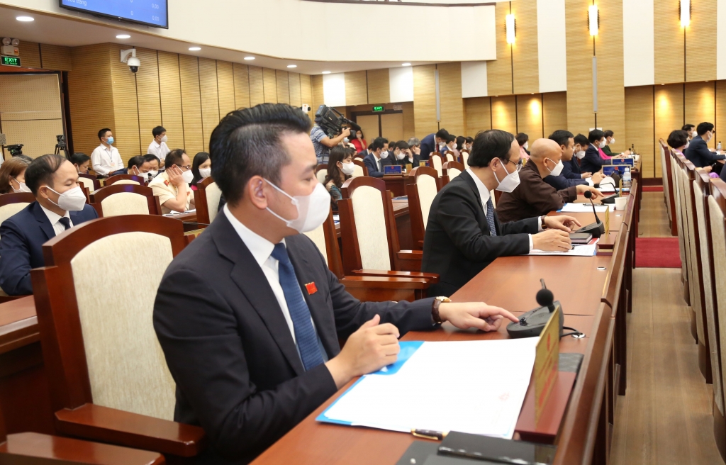 Đại biểu nhấn nút thông qua Nghị quyết bầu các chức danh HĐND TP