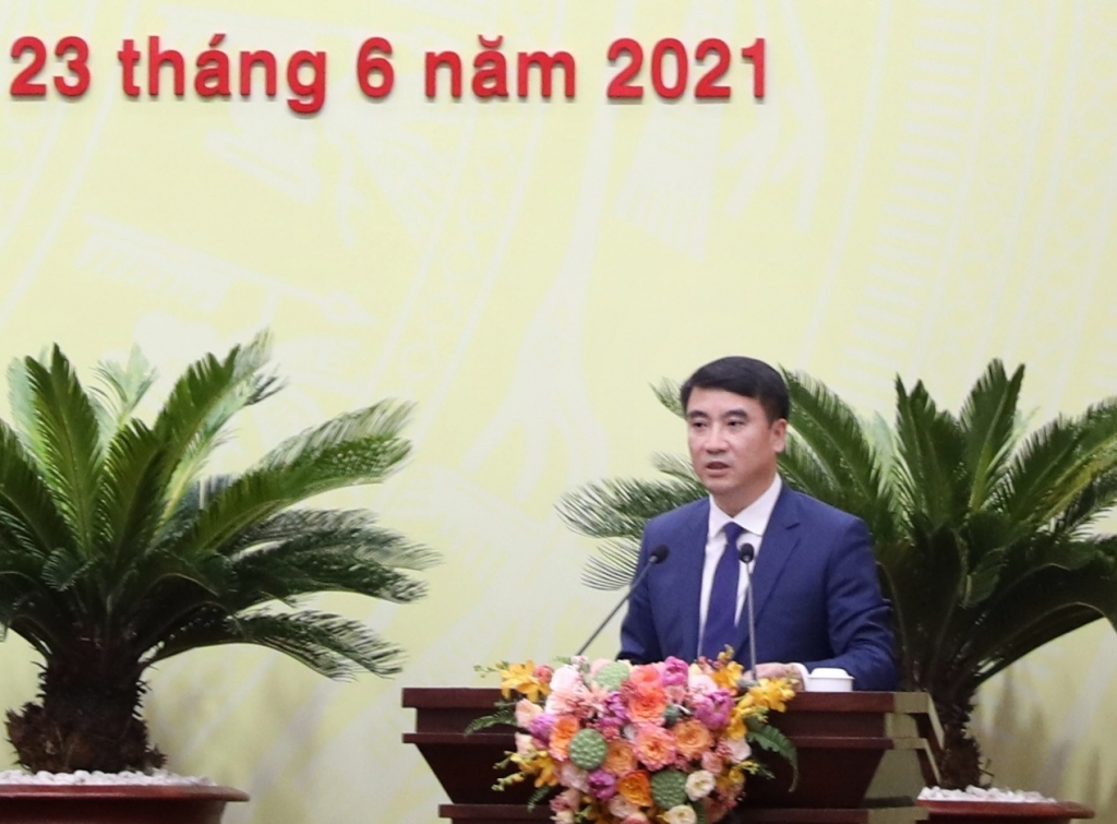Giám đốc Sở Tài chính Nguyễn Xuân Lưu trình bày tờ trình của UBND TP
