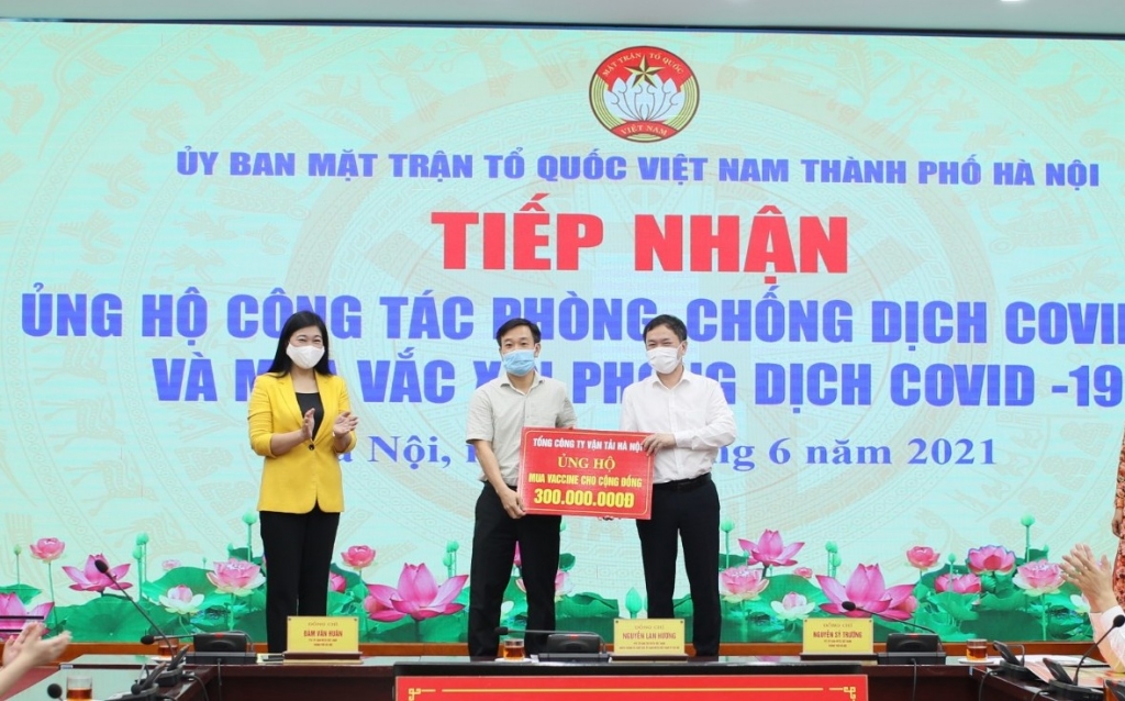 Lãnh đạo Ủy ban MTTQ Việt Nam TP Hà Nội tiếp nhận ủng hộ tại chương trình