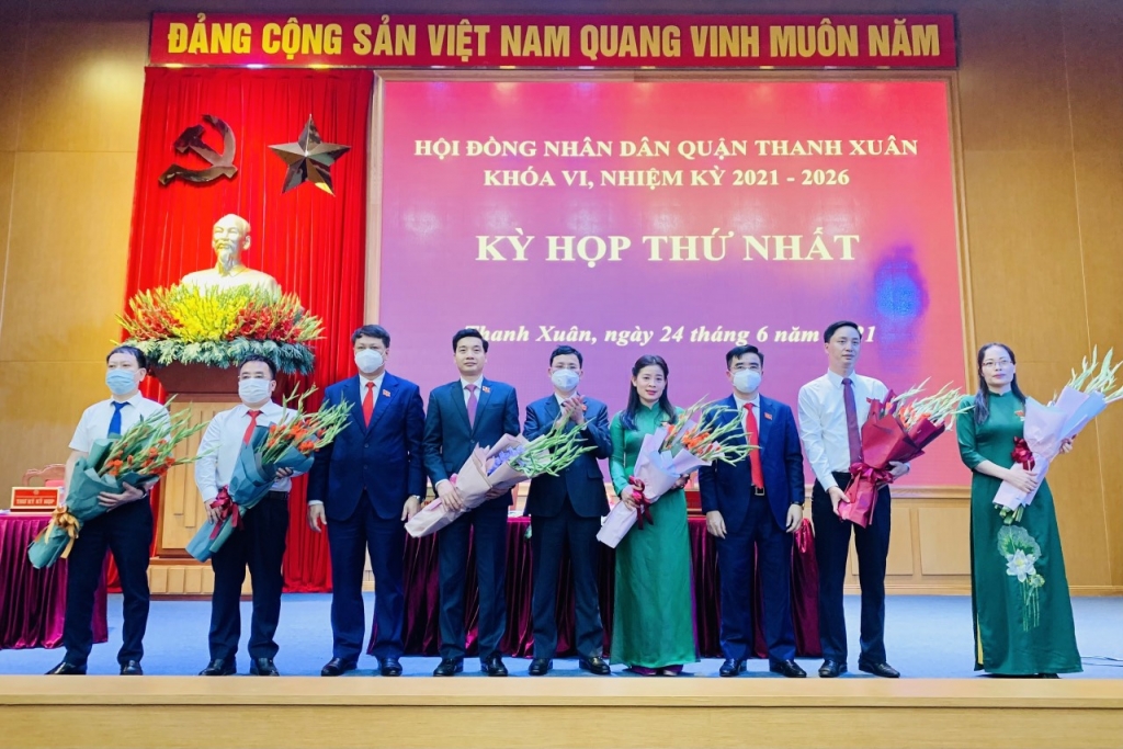 Phó Chủ tịch HĐND TP Phạm Quí Tiên chúc mừng Thường trực HĐND quận; Trưởng ban, Phó Trưởng ban các Ban của HĐND quận nhiệm kỳ 2021-2026