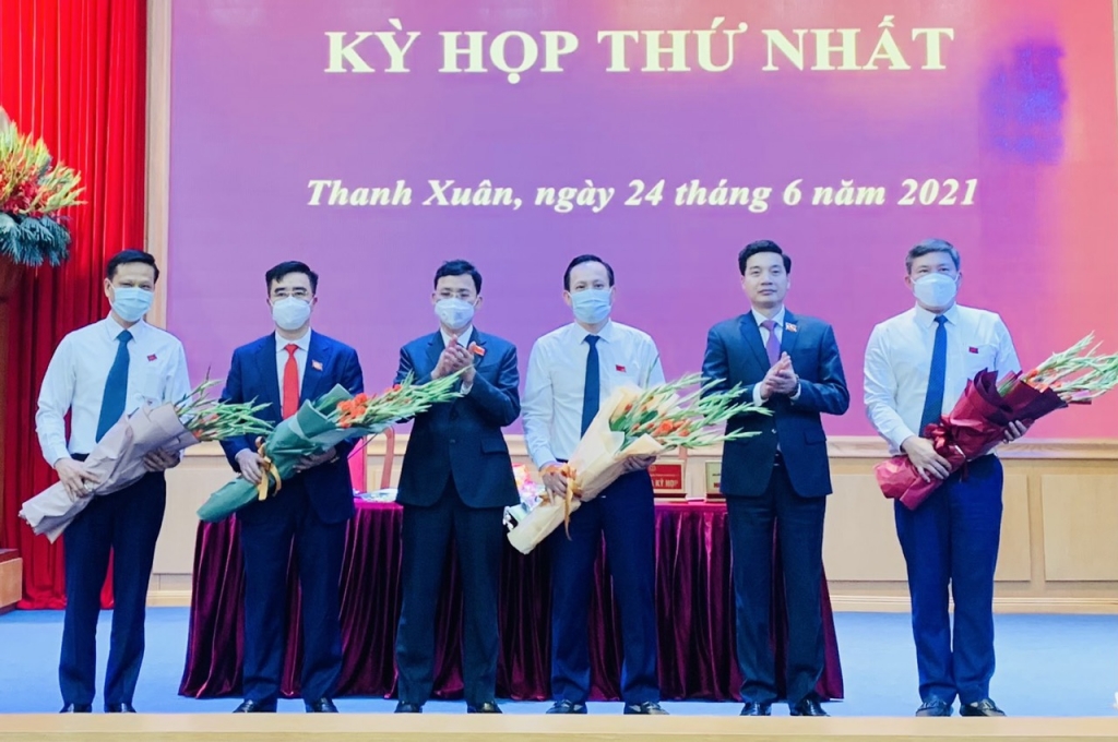 Phó Chủ tịch HĐND TP Phạm Quí Tiên tặng hoa chúc mừng Chủ tịch và các Phó Chủ tịch UBND quận Thanh Xuân nhiệm kỳ 2021-2026