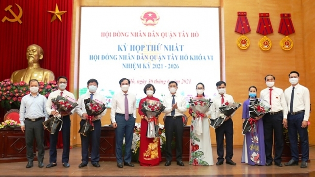 Đồng chí Lê Thu Hằng được bầu giữ chức Chủ tịch HĐND quận Tây Hồ