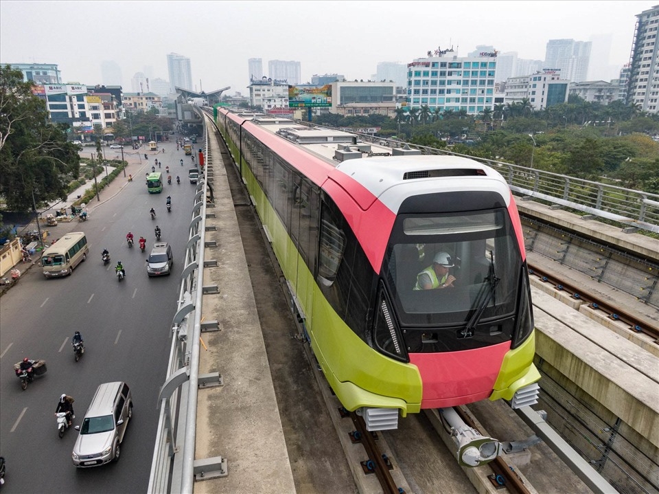 Hôm nay (1/7), các đoàn tàu của dự án bắt đầu được đưa vào vận hành thử toàn dọc tuyến trên cao 8,5km, từ Depot Nhổn đến ga S8 (Nhổn - Cầu Giấy) và ngược lại