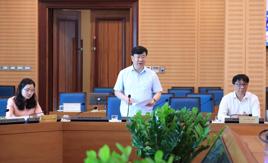 Giám đốc Sở Xây dựng Hà Nội Võ Nguyên Phong báo cáo tại hội nghị
