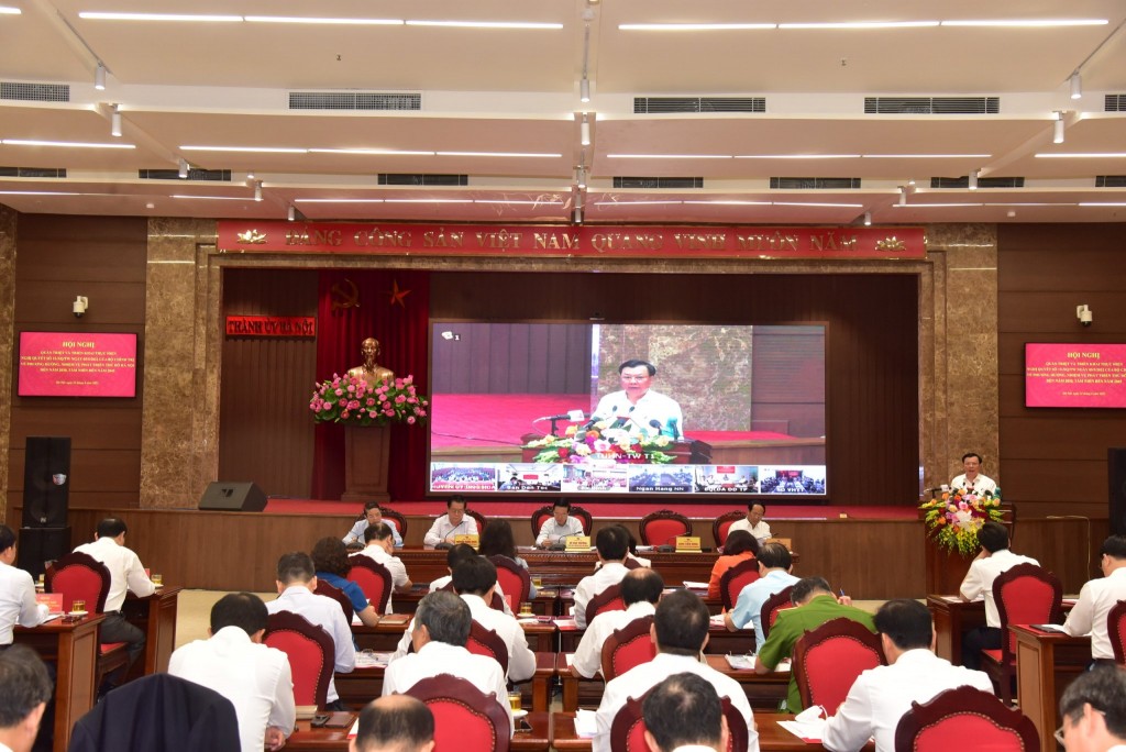 Quán triệt và triển khai nghị quyết số 15 của Bộ Chính trị về phương hướng phát triển Thủ đô