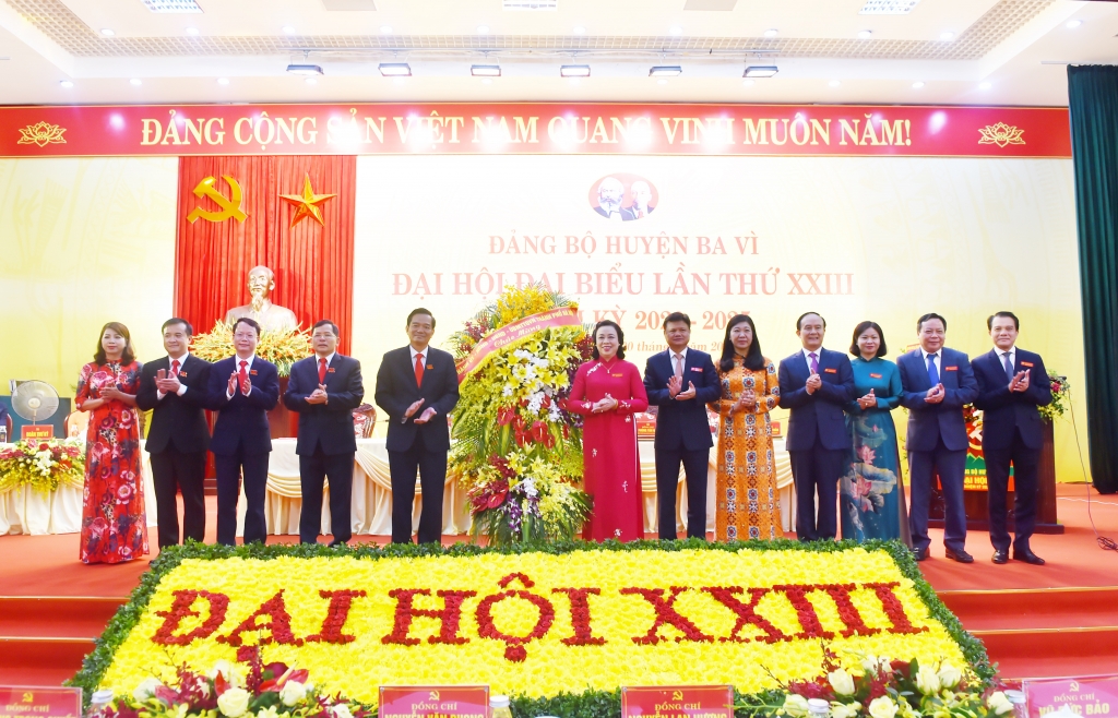 phan dau dua ba vi tro thanh huyen nong thon moi truoc nam 2025