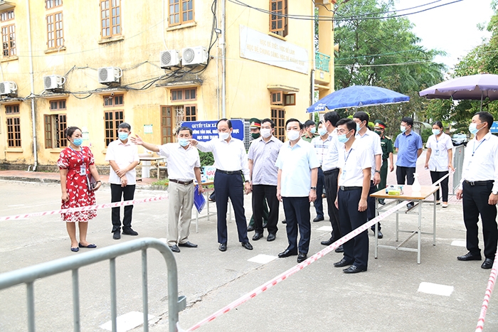 Phó Chủ tịch HĐND TP Nguyễn Ngọc Tuấn kiểm tra điểm thi tại Trường THPT Vân Tảo, huyện Thường Tín  