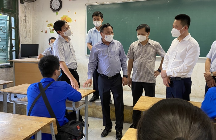 Phó Bí thư Thành ủy Nguyễn Văn Phong kiểm tra thực tế công tác chuẩn bị thi tại Trường THPT Đồng Quan