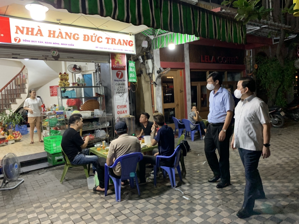 Phó Chủ tịch UBND TP Chử Xuân Dũng kiểm tra một cơ sở ăn uống trên phố Tống Duy Tân (Hoàn Kiếm)