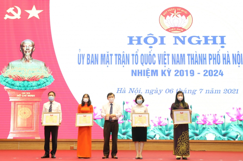 Phó Chủ tịch Ủy ban Trung ương MTTQ Việt Nam trao Bằng khen của Ủy ban Trung ương MTTQ Việt Nam cho cá nhân, tập thể có thành tích trong công tác bầu cử