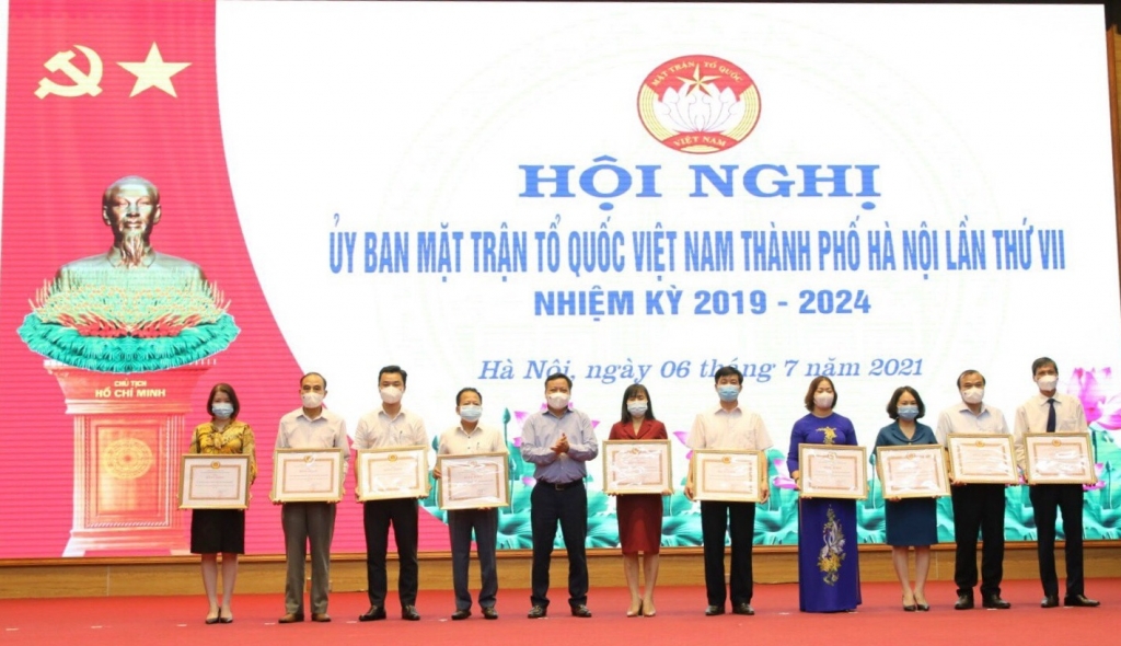 Phó Bí thư Thành ủy Nguyễn Văn Phong trao Bằng khen của Thành ủy cho 10 tập thể có thành tích trong công tác vận động Quỹ Vì biển đảo Việt nam