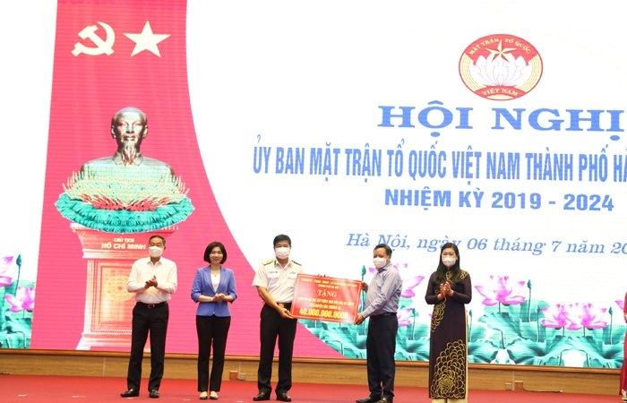 Lãnh đạo TP Hà Nội trao kinh phí xây dựng Nhà văn hóa đa năng tại Đảo Thuyền Chài A