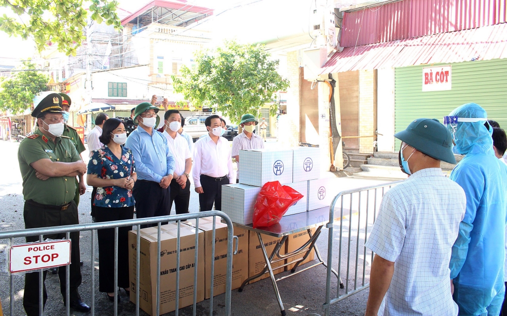 Phó Bí thư Thường trực Thành ủy Nguyễn Thị Tuyến và lãnh đạo TP thị sát tại chốt phòng dịch thôn Kinh Đào, xã An Mỹ