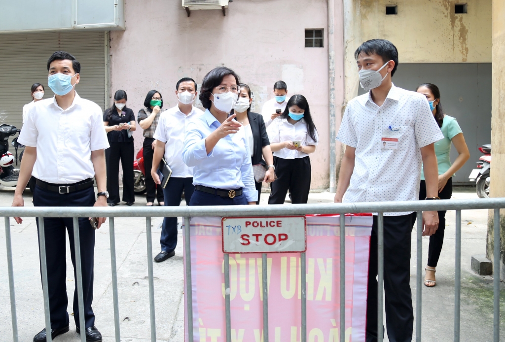 Trưởng ban Tuyên giáo Thành ủy Huyền Mai kiểm tra công tác phòng, chống dịch Covid-19 tại chốt khu tập thể nhà A2 (phường Thanh Xuân Bắc) - khu vực đang được phong tỏa tạm thời liên quan ca mắc Covid-19