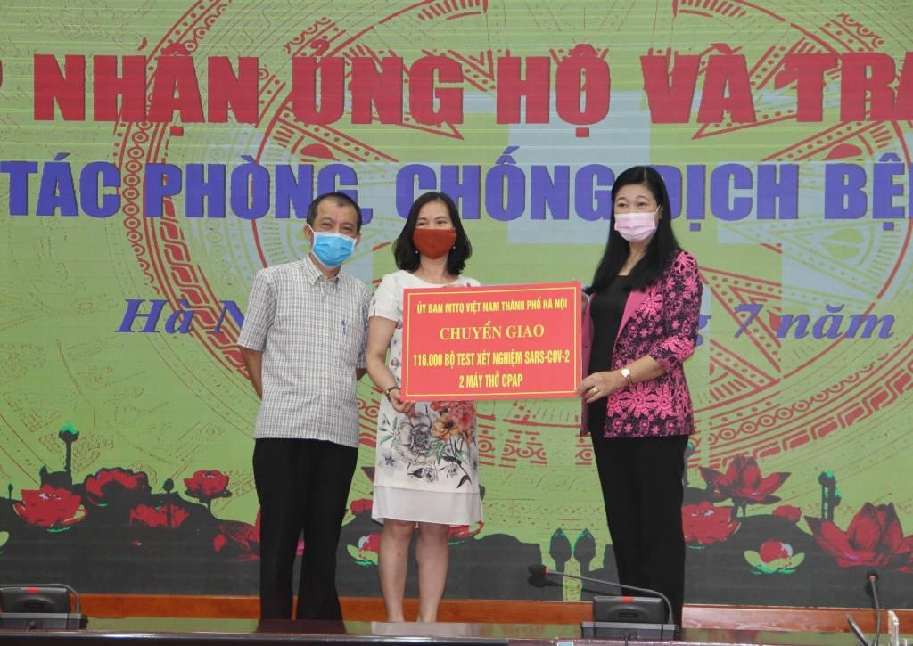 Uỷ ban MTTQ Việt Nam TP đã chuyển giao116.000 test xét nghiệm Sars-Cov-2 và 2 máy thở để phục vụ khám chữa bệnh cho Sở Y tế Hà Nội.