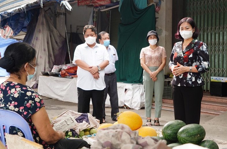 Phó Bí thư Thường trực Thành ủy Nguyễn Thị Tuyến kiểm tra công tác phòng, chống dịch Covid-19 tại chợ Tứ Hiệp (huyện Thanh Trì)