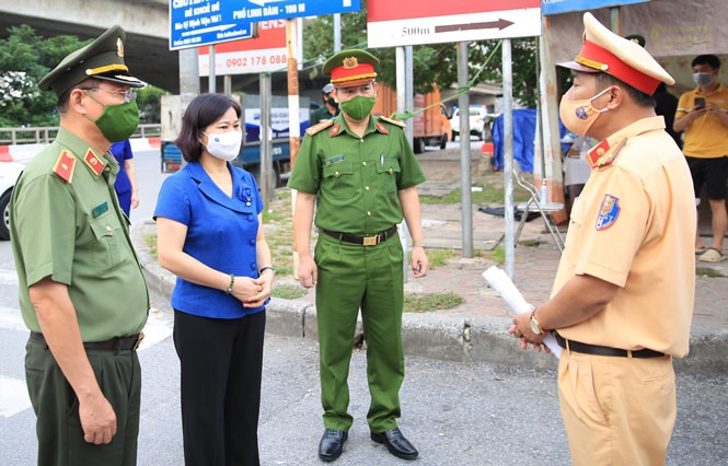 Phó Bí thư Thường trực Thành ủy Hà Nội Nguyễn Thị Tuyến kiểm tra công tác phòng, chống dịch Covid-19 tại một chốt kiểm soát dịch bệnh trên địa bàn huyện Thanh Trì