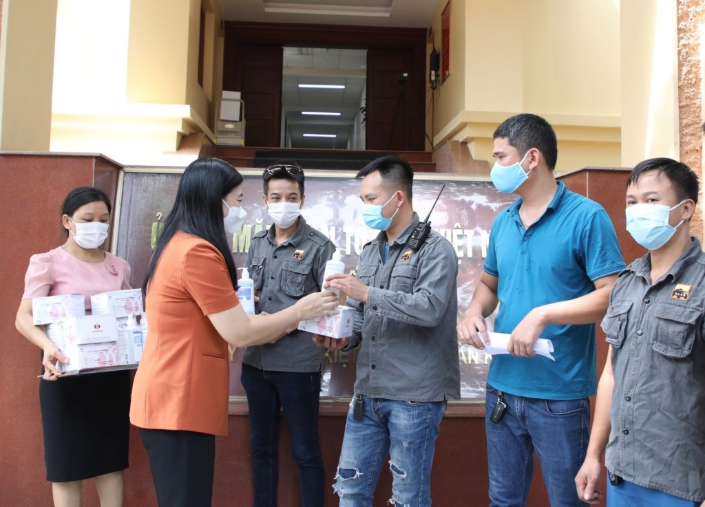 Chủ tịch Ủy ban MTTQ Việt Nam TP Hà Nội hỗ trợ khẩu trang, nước sát khuẩn cho Đội xe bán tải địa hình PVC Việt Nam