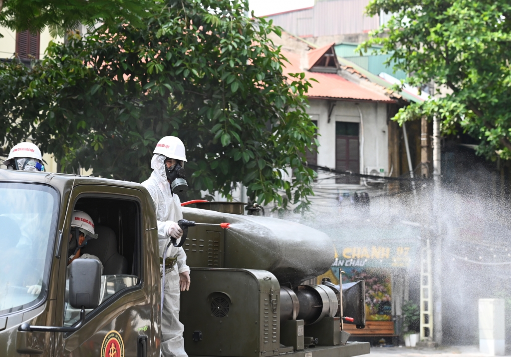 Hà Nội phun khử khuẩn diện rộng tại nhiều quận, huyện