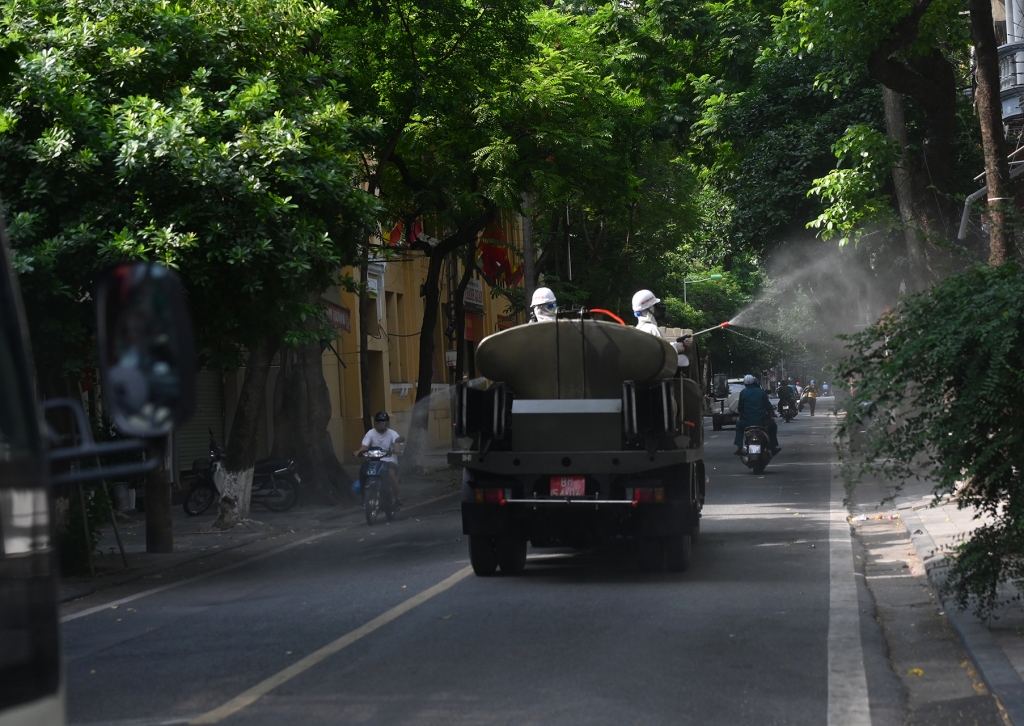 Hà Nội phun khử khuẩn diện rộng tại nhiều quận, huyện