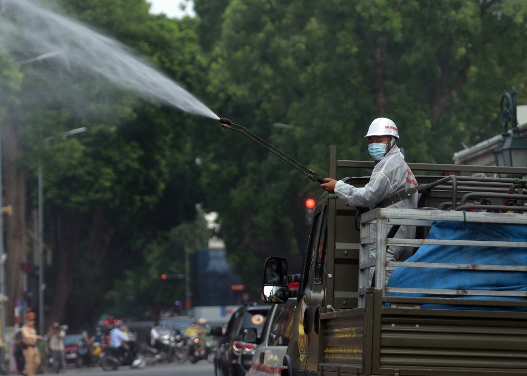 Hà Nội phun khử khuẩn diện rộng tại nhiều quận, huyện