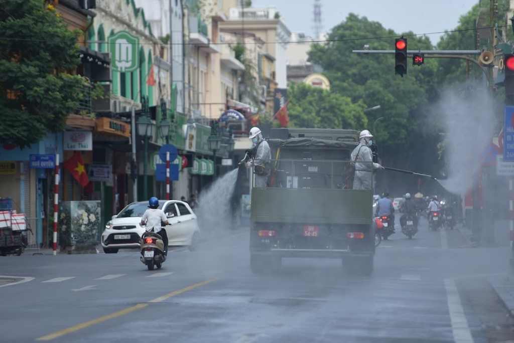 Hà Nội phun khử khuẩn diện rộng tại nhiều quận, huyện