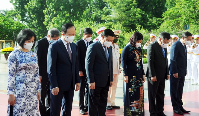 Lãnh đạo Đảng, Nhà nước và thành phố Hà Nội dâng hương tưởng niệm các Anh hùng liệt sĩ