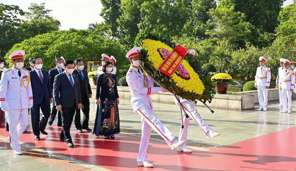 Đoàn đại biểu thành phố Hà Nội đặt vòng hoa tưởng niệm các Anh hùng liệt sĩ tại Đài tưởng niệm các Anh hùng liệt sĩ trên đường Bắc Sơn