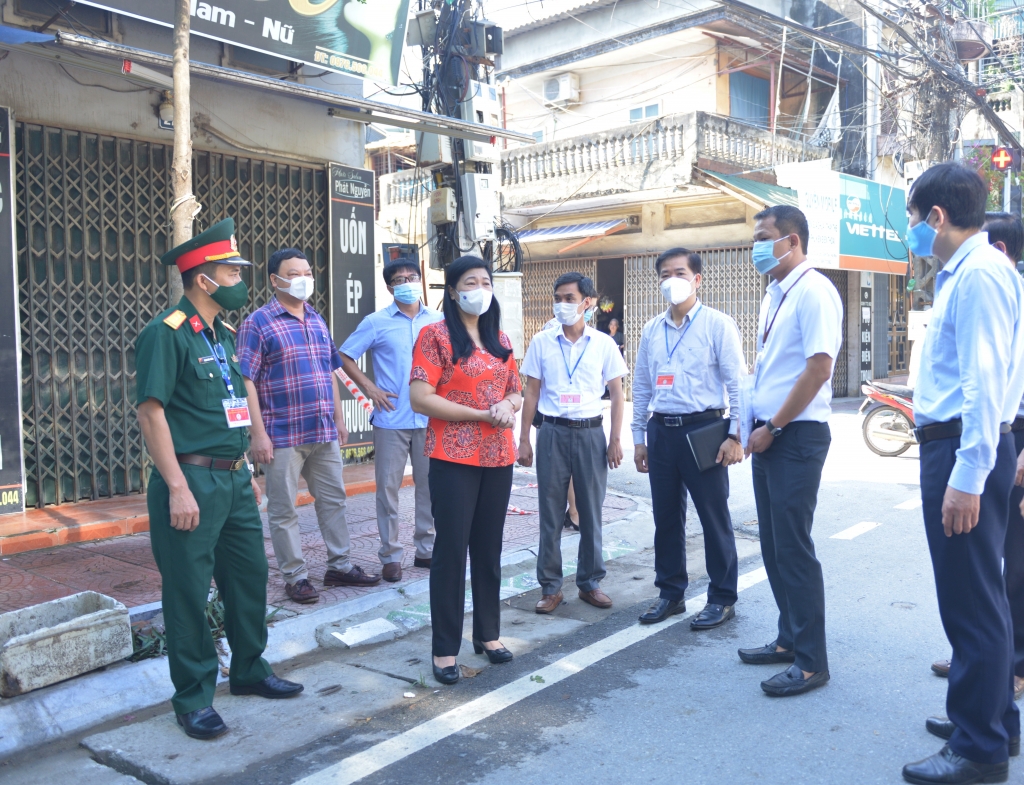 Chủ tịch Ủy ban MTTQ Việt Nam TP Hà Nội Nguyễn Lan Hương kiểm tra công tác phòng, chống dịch tại thị xã Sơn Tây