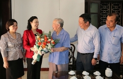 Phó Bí thư Thường trực Thành ủy Ngô Thị Thanh Hằng thăm các đồng chí lão thành cách mạng