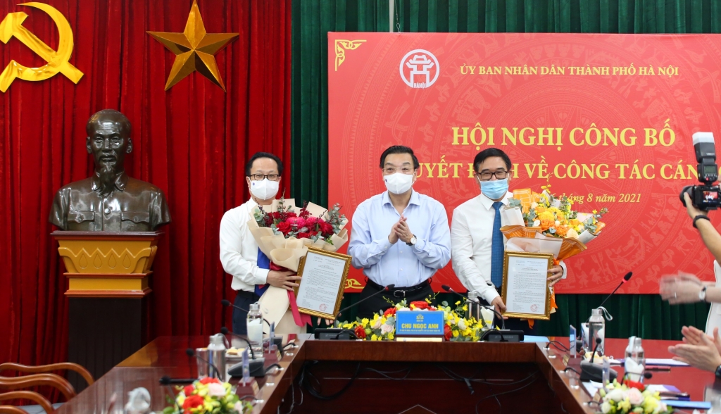 Chủ tịch UBND TP Chu Ngọc Anh trao quyết định bổ nhiệm cho đồng chí Trần Thế Cương và đồng chí Đỗ Đình Hồng