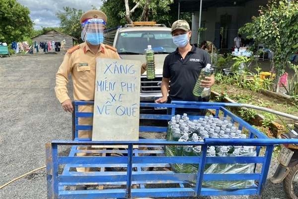 Cảnh sát giao thông tặng xăng miễn phí cho người dân trên đường về quê