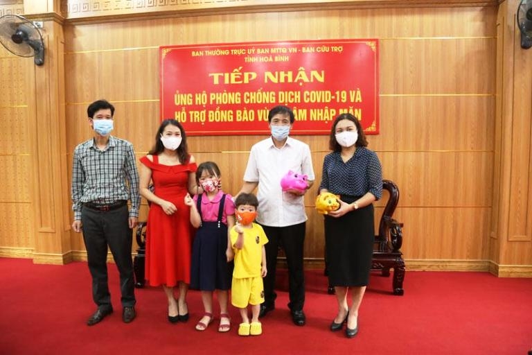 chị em ruột Nguyễn Minh Anh, học sinh lớp 8 trường Tiểu học Trần Quốc Toản và Nguyễn Minh Quang, lớp 4 tuổi của trường mầm non Hoa Dạ Hợp, thành phố Hòa Bình đã đập lợn đất để ủng hộ phòng, chống dịch Covid-19